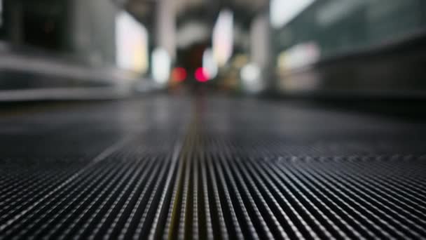 Nahaufnahme Des Rolltreppenbetriebs Elektrische Treppe Hinauf Bodenplattform Aus Nächster Nähe — Stockvideo