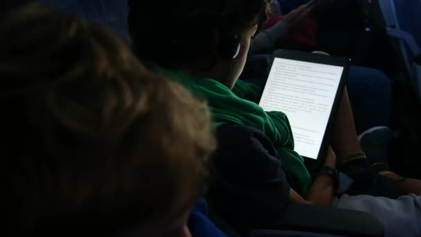 Çocuk Karanlık Havaalanında Dijital Kitap Okuyor — Stok video