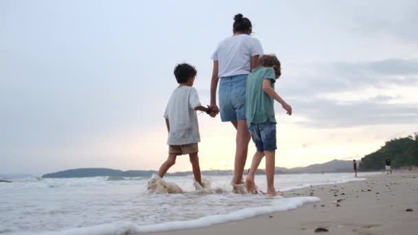 Mamma Med Barn Promenader Stranden Med Solnedgång Bakgrunden — Stockvideo