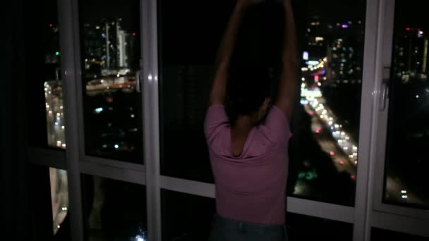 Widok Tyłu Kobiety Przez Okno Nocy — Wideo stockowe