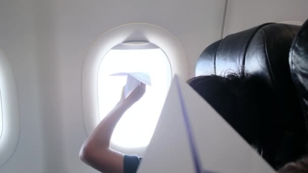 Uçakta Kağıt Uçaklarla Oynayan Çocuklar — Stok video