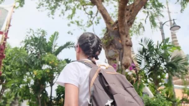 Atrás Viajante Feminino Com Mochila Viajar Andando Arquitetura Atração Pagode — Vídeo de Stock