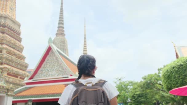 Mögött Női Utazó Hátizsák Utazás Séta Attrakció Építészet Pagoda Buddhista — Stock videók