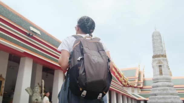 Detrás Viajera Femenina Con Mochila Viaje Caminando Atracción Arquitectura Pagoda — Vídeo de stock