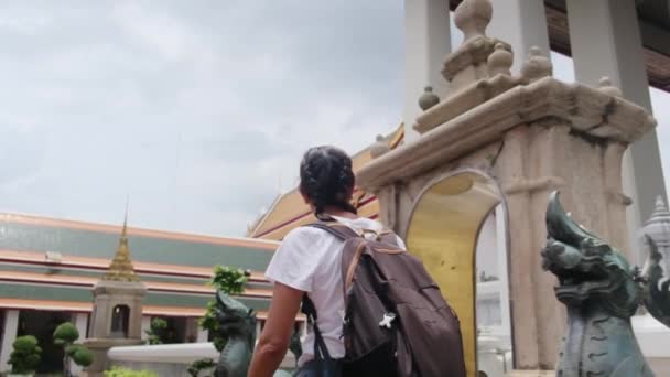 Atrás Viajante Feminino Com Mochila Viajar Andando Arquitetura Atração Pagode — Vídeo de Stock