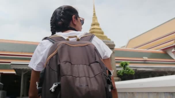 Cestovatelkou Batohem Cestování Atraktivní Architektuře Pagoda Buddhistické Kultury Jihovýchodní Asii — Stock video