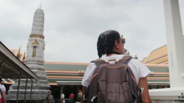 Sırt Çantalı Kadın Gezginin Arkasında Güneydoğu Asya Daki Budist Kültürünün — Stok video