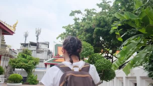 Позаду Жіночого Мандрівника Рюкзаком Подорожі Пам Ятці Архітектури Пагода Буддійської — стокове відео