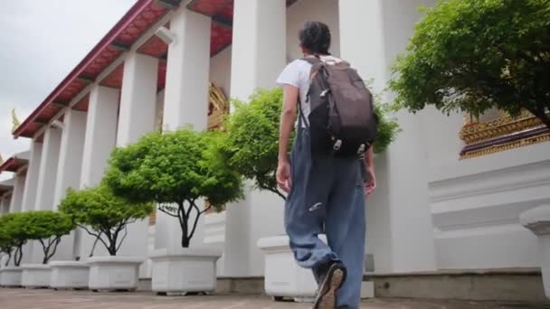 Mögött Női Utazó Hátizsák Utazás Séta Attrakció Építészet Pagoda Buddhista — Stock videók