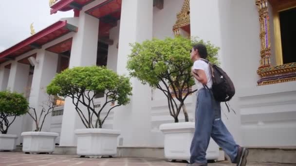 Belakang Musafir Perempuan Dengan Perjalanan Ransel Berjalan Pagoda Arsitektur Daya — Stok Video