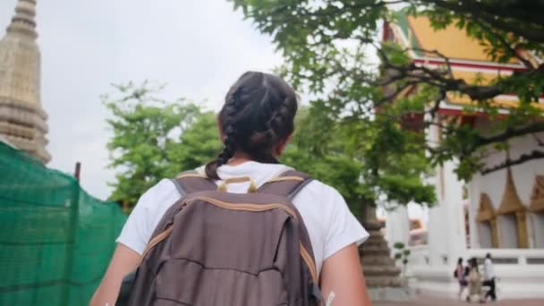 Женщиной Путешественницей Рюкзаком Путешествия Прогулки Привлекательной Архитектурной Пагоды Буддийской Культуры — стоковое видео
