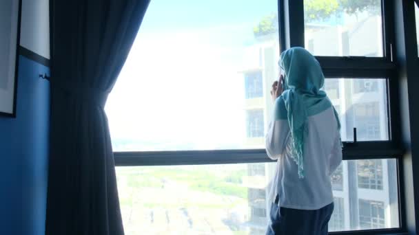 전화를 히잡에 매력적인 무슬림 — 비디오