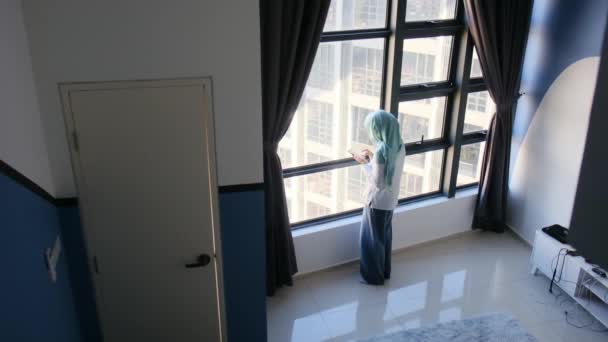 Ελκυστική Μουσουλμάνα Γυναίκα Hijab Χρησιμοποιώντας Κινητό Τηλέφωνο Κοντά Στο Παράθυρο — Αρχείο Βίντεο