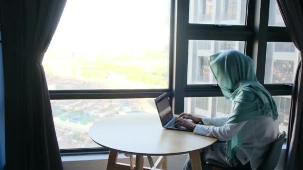 Aantrekkelijke Moslim Vrouw Hijab Met Behulp Van Laptop Buurt Van — Stockvideo