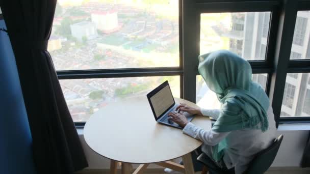 Mujer Musulmana Atractiva Hijab Usando Ordenador Portátil Cerca Ventana — Vídeos de Stock