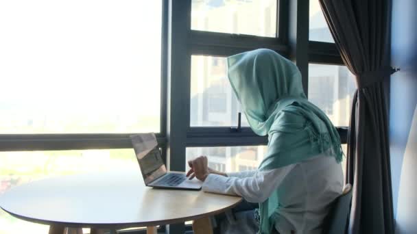 Attraktive Muslimin Hidschab Mit Laptop Fenster — Stockvideo