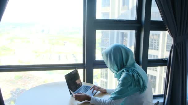Atraktivní Muslimka Hidžábu Pomocí Notebooku Blízkosti Okna — Stock video