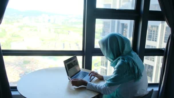 Mulher Muçulmana Atraente Hijab Usando Laptop Perto Janela — Vídeo de Stock