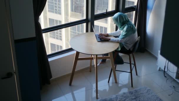 Ελκυστική Μουσουλμάνα Γυναίκα Hijab Χρησιμοποιώντας Φορητό Υπολογιστή Κοντά Στο Παράθυρο — Αρχείο Βίντεο