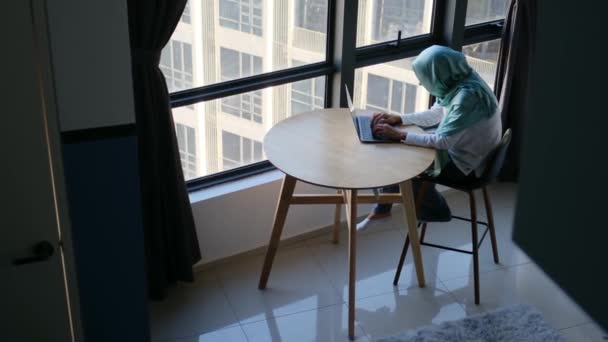 Atraktivní Muslimka Hidžábu Pomocí Notebooku Blízkosti Okna — Stock video