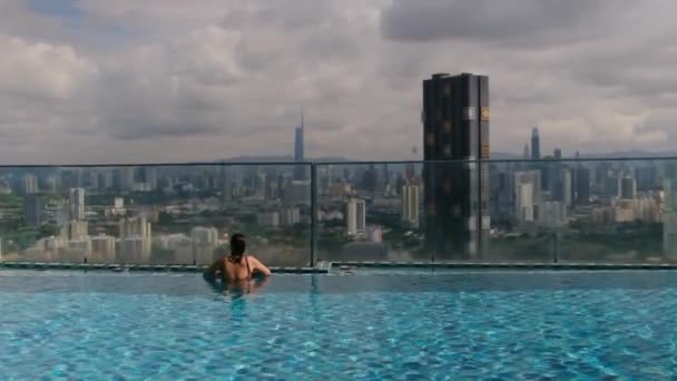 Путешествующая Женщина Плавает Бескрайнем Бассейне Крыше Над Городом — стоковое видео