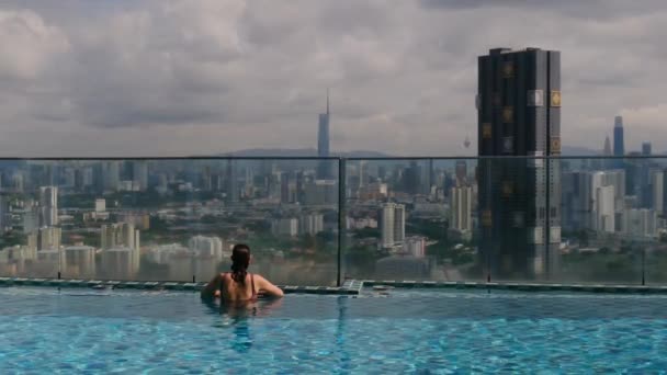 Viagem Mulher Nadando Telhado Piscina Infinito Sobre Skyline Cidade — Vídeo de Stock