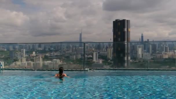 Reizen Vrouw Zwemmen Het Dak Infinity Zwembad Skyline Van Stad — Stockvideo