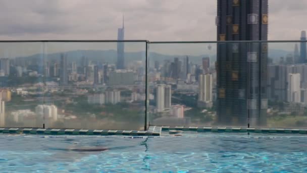Resor Kvinna Simma Taket Infinity Pool Över Staden Skyline — Stockvideo