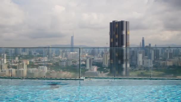 Utazó Úszik Tetőtéri Végtelen Medence Felett Város Városkép — Stock videók