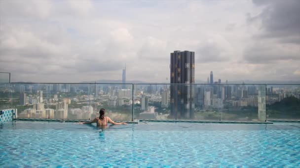 Cestování Žena Plavání Střešní Nekonečno Bazén Nad Městem Panorama — Stock video