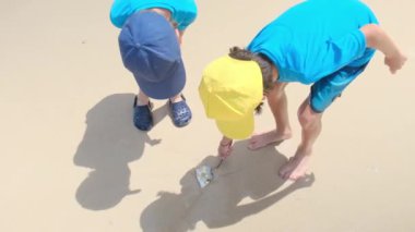 Çocuklar kumsalda oynuyorlar