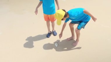 Kumsalda oynayan küçük çocuklar. 