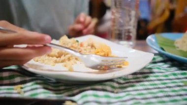 Restorandaki Asya yemeklerini yakından izle..