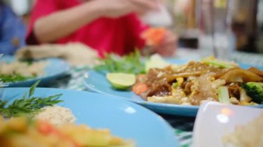 Lezzetli Asya yemeklerinin yakın görüntüsü