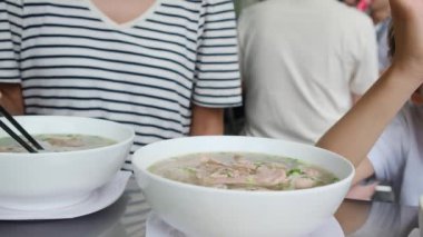 Restorandaki masada Asya yemeği yiyen kadın turistin yakın plan görüntüsü..