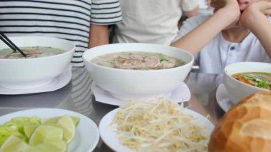 Restorandaki masada Asya yemeği yiyen kadın turistin yakın plan görüntüsü..