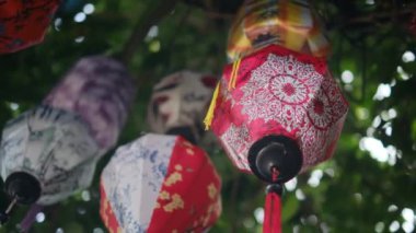 Sallanan Çin fenerleri gökyüzünde bir ipliğe asılı..