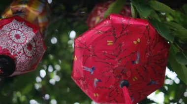Sallanan Çin fenerleri gökyüzünde bir ipliğe asılı..