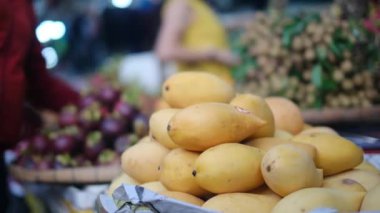 Markette mango meyveleri