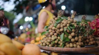 Pazarda taze organik meyveler