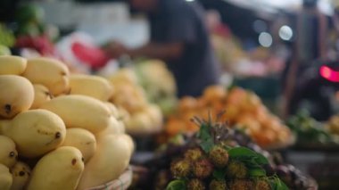 Pazarda taze organik meyveler