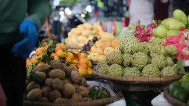 Pazarda taze organik meyveler