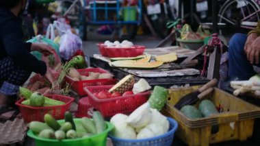 Asya 'da renkli meyveler, taze sebzeler ve egzotik sokak yemekleriyle dolu bir pazar..    