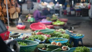 Pazarda satılık taze sebzeler 