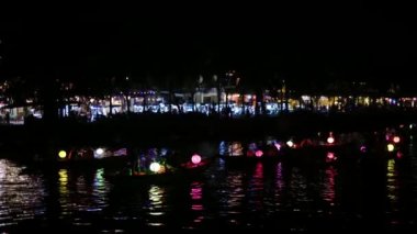 Hoi An, Vietnam 'da Thu Bon nehrinin gece çekimleri, süslü tekneler ve fenerlerle.