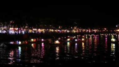 Hoi An, Vietnam 'da Thu Bon nehrinin gece çekimleri, süslü tekneler ve fenerlerle.