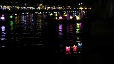 Hoi An, Vietnam 'da Thu Bon nehrinin gece çekimleri, süslü tekneler ve fenerlerle.