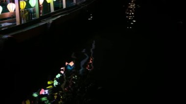 Hoi An, Vietnam 'da Thu Bon nehrinin gece çekimleri, süslü tekneler ve fenerlerle.