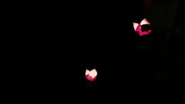 Hoi An, Vietnam 'da Thu Bon nehrinin gece çekimleri, süslü tekneler ve fenerlerle.