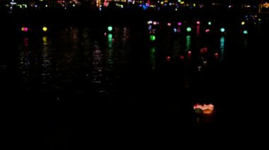 Hoi An, Vietnam 'da Thu Bon nehrinin gece çekimleri, süslü tekneler ve fenerlerle.